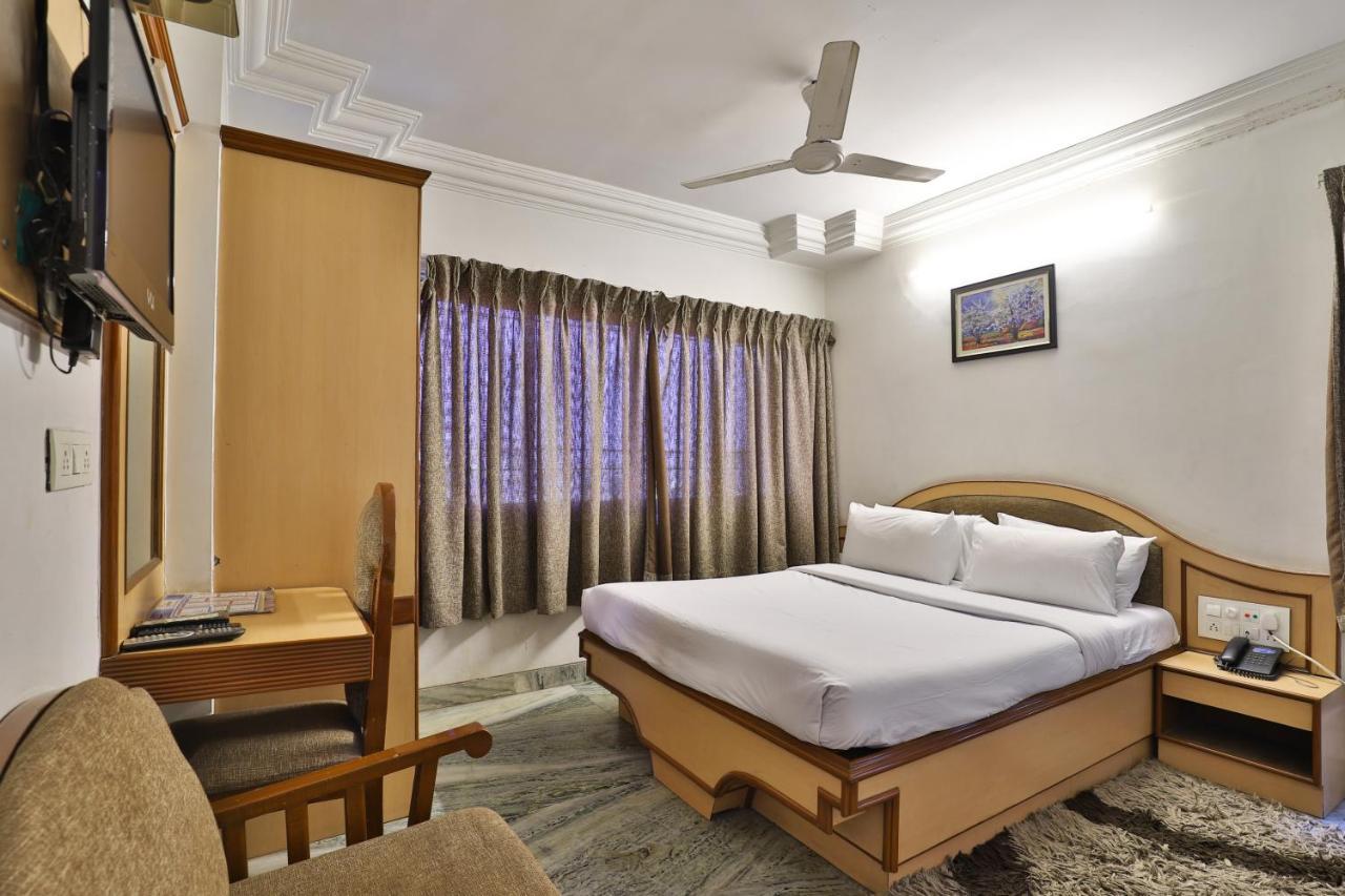 Hotel Midtown Surat Ngoại thất bức ảnh